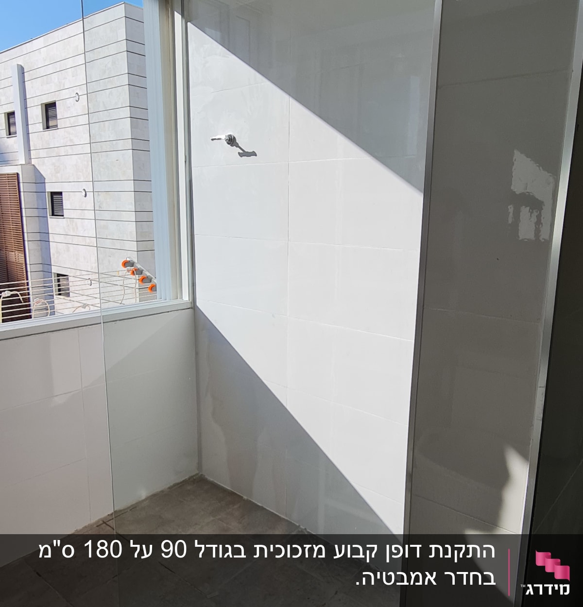 מקלחון זכוכית עם דלת שקופה ומקלחת גשם